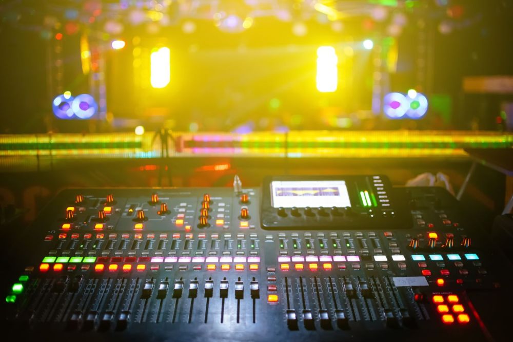 Cursos gratuitos para Operador de Áudio + Técnicas em Sonoplastia e Eletricista de Espetáculo + Elétrica